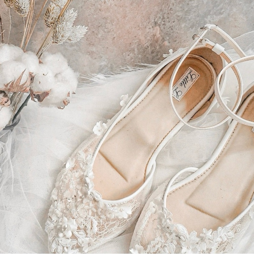 Chic Bridal Flats with Floral Lace